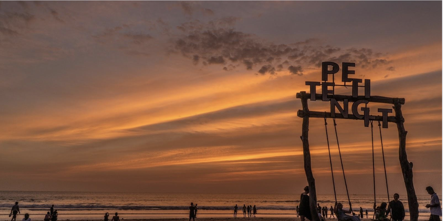 Petitenget Beach, Sunset + local character